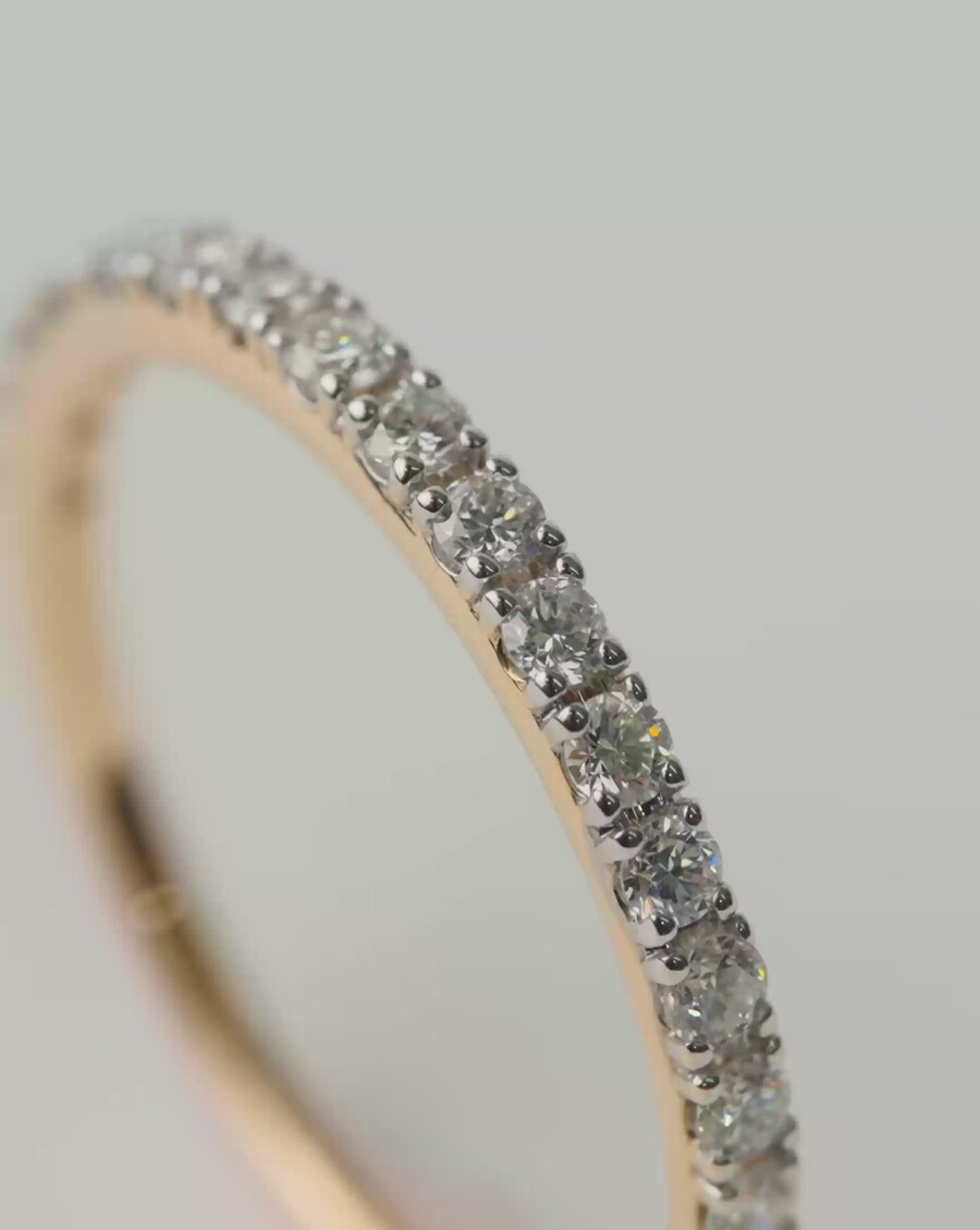 bague demi-alliance fine et élégante
