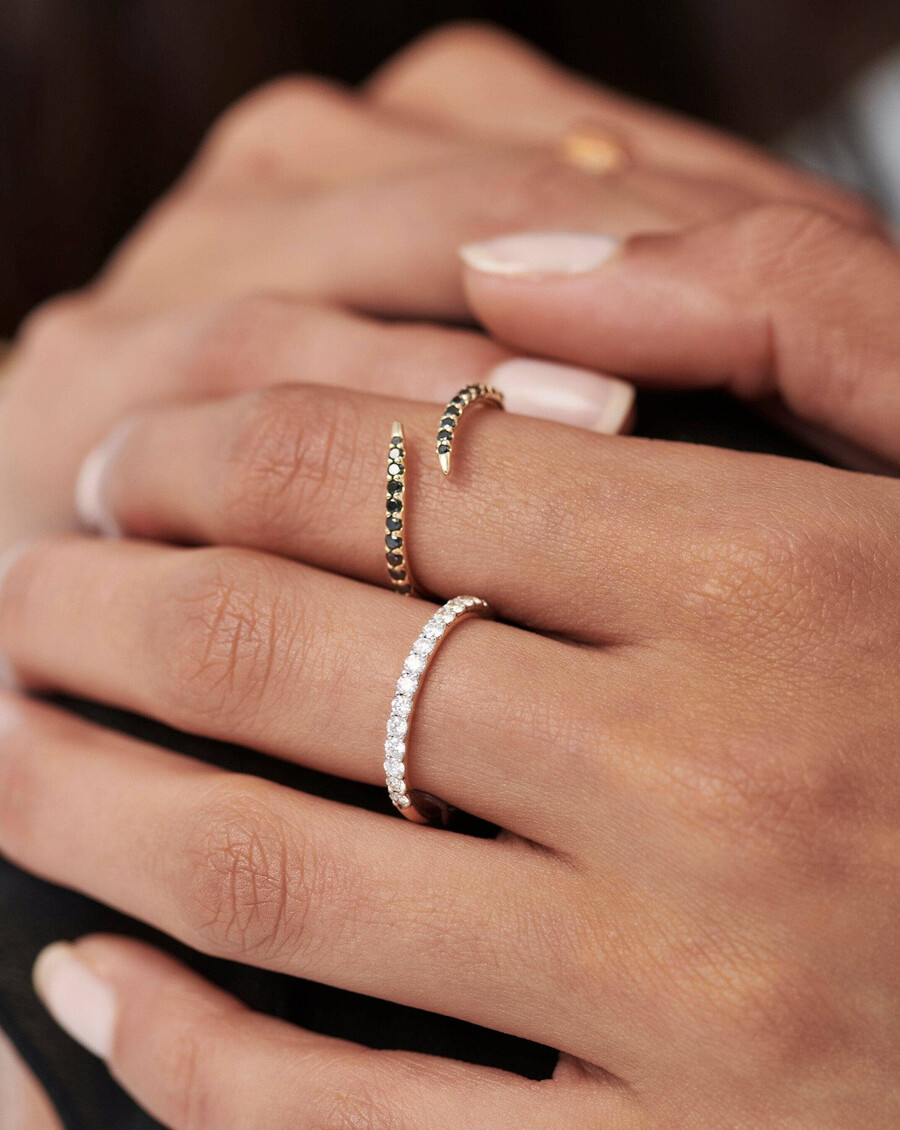 bague demi-alliance fine et élégante