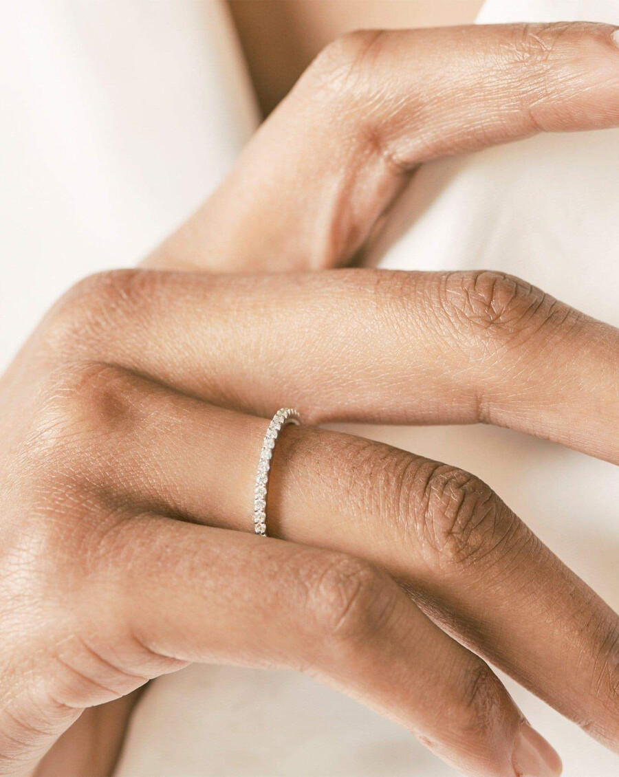 bague déternité fine et élégante - or blanc 14 caratsdiamant